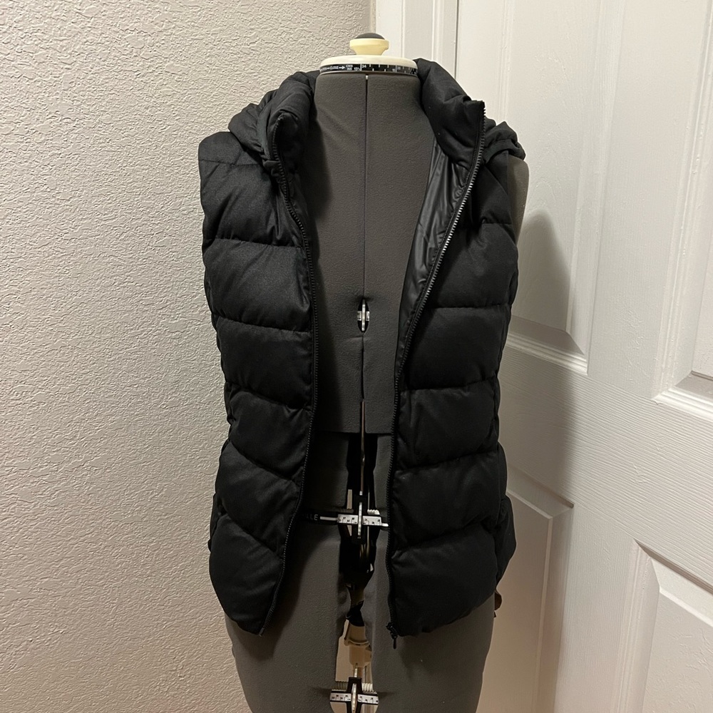 Uniqlo Black Puffer Vest